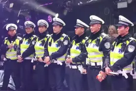 众星穿警服到酒吧普法！赵文卓一身正气似大队长，海泉被指像保安图片