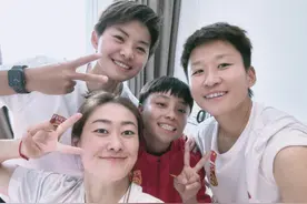 央视半夜转播女足热身赛，王霜晒四虎将合影，吴海燕：一起为我们加油打气图片