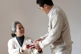 66岁大妈坦言：肥水不流外人田，和亲家公再婚后，我过得很幸福图片