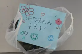 女孩给消防员叔叔送“神秘礼物”图片