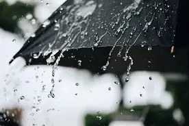 寻人：滂沱大雨里，那个冒雨为我撑伞的人图片