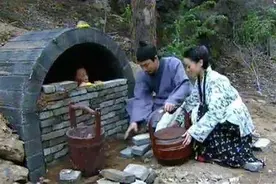 古代“瓦罐坟”有多残忍？把60岁老人关进坟墓，送一顿饭加一块砖图片