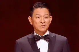 颁奖礼镜头下：刘晓庆过度医美显脸肿，不如王馥荔何赛飞优雅老去图片