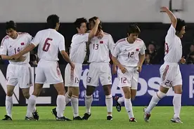国足史上今天：2004年世预赛7-0狂胜香港男足，仍提前告别世界杯图片