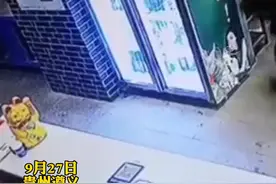 男孩在火锅店里奔跑玩耍与服务员相撞，汤水洒了孩子一身，孩子爸爸：心在滴血，怪自己太大意图片