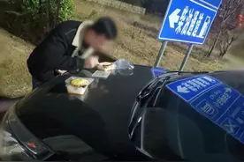 “为了不暴露身份，我睡过垃圾堆，扮演过外卖员、社会小混混”图片