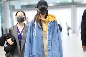 关晓彤又乱穿衣，牛仔大衣肥的能裹住两个人，身高不够真撑不起来图片