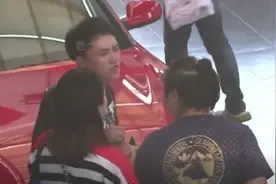 乔杉携同妻子买车被整蛊图片