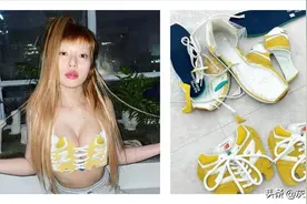 性感小野马金泫雅球鞋当马甲穿，性感又时尚，回顾奇葩穿衣风格图片
