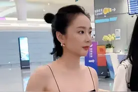 “大嫂”高叶亮相机场，黑色吊带打扮凉爽又火辣，差点认不出图片