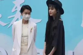 毛阿敏女儿高中成人礼，浓妆唇钉大耳环，惑：人大附中可以这样？图片