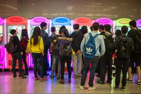 为什么这个娃娃机老板希望你抓到娃娃？图片