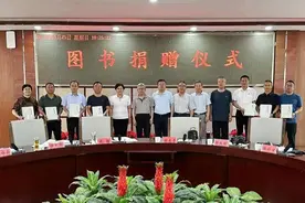 五体书家胡忠贵向家乡定襄捐赠书法作品集图片