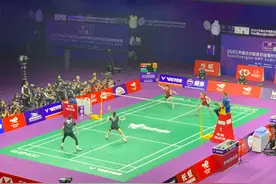 苏迪曼杯决赛“雅思”组合2:1逆转比分！中国队1:0暂时领先！石宇奇继续出征男单图片