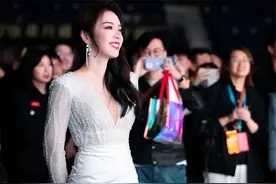 余霜求完婚才拿到手机，一大早就被“偷”？朋友圈承认上个月领证图片