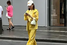 何超莲陪赌王三太买楼，70岁陈婉珍气质出挑，背手视察气质像大佬图片