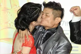 59岁男星娶小24岁娇妻，自认运气好，女方想拼三胎男方担惊受怕图片