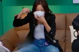 毫无偶像包袱！辛芷蕾坐姿豪放干饭，被做成表情包疯传，本人晒照回应：给姐点面子，不要用那个表情包刷屏了图片