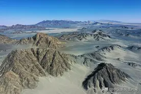 航拍青海茫崖“人间月球”黑独山图片