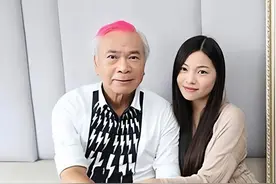 72岁TVB知名老戏骨宣布结婚，七套房产已转给女友，两人婚事获女方父母首肯图片