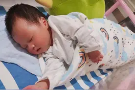 宝宝3个月侧睡，6个月平躺，9个月趴睡，12个月随便睡，为什么？图片