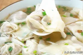 天热不想吃饭，教你鲜肉馄饨做法，肉嫩鲜汤百吃不厌，关键在调馅图片