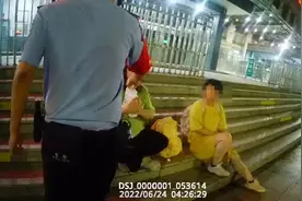 一秒读懂求救手势！细心民警顺利解救被“劫持”少女图片