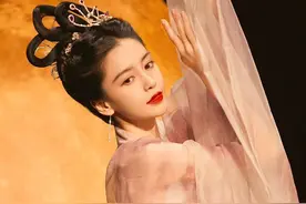 杨颖穿“汉服”模仿嫦娥，网友：让你模仿，没让你超越图片