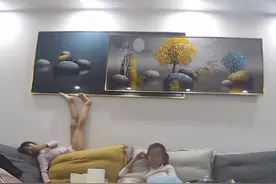 河北一女孩踢下1米多长的壁画，砸中看电视的姐姐，现场尖叫一片图片
