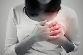 女子乳房里取出3条活虫，医生拿出时身躯还在蠕动，只因爱喝生水图片