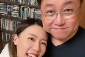 王晶迎68岁生日，红光满面与妻女庆祝！女星邱意浓亲密同框不避嫌图片
