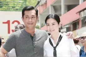 古天乐宣萱再度同框，俩人同穿休闲装举止亲密，郎才女貌太般配了图片