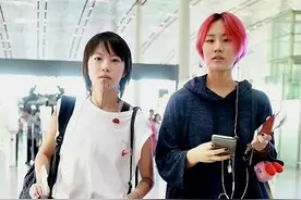窦靖童带妹妹走机场，妹妹比她还个性，完美继承了窦唯的强大基因图片