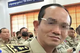 疑似酒驾，柬埔寨二星警官开车冲进独立碑公园图片