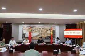 河南省尉氏县召开县委常委议军会图片