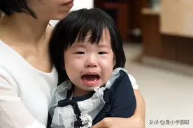 幼儿园门口生离死别，孩子：求求你，别把我丢下图片