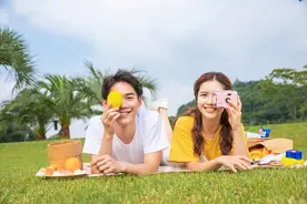 判断男女之间的关系是否暧昧不清，看这几个细节，八九不离十图片