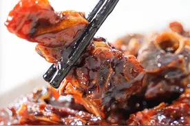 羊排不要再炖汤喝，这样红烧做色泽红润，羊肉软烂香浓，不腥不膻图片