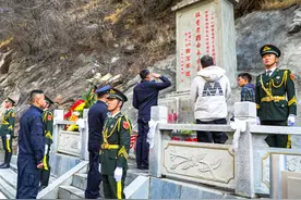 清明节丨藏南雄关祭奠英烈，筑起官兵精神丰碑图片