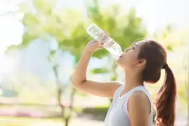 女子口渴狂喝水，每天拉4升尿，排除糖尿病后医生：激素出问题了图片