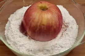 面粉里加1个苹果，不蒸不烤不油炸，香甜松软，每次一大盘不够吃图片