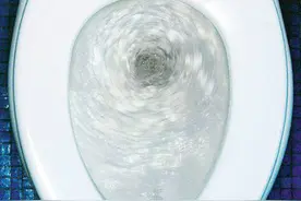 马桶里的水流旋涡和天空中的云彩旋转，都和地球自转有关！图片