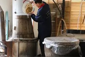 62岁的云南大爷自己酿酒，酿出的白酒明明很多杂质，为啥还抢着买图片