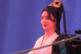 赵丽颖拍戏想爱子！派百万豪车去冯绍峰处接娃，想想戴眼镜疑近视图片