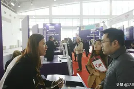 儿子想留在国外工作，父亲说他是养子，儿子：这样笑话别和我讲了图片