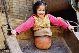 2000年，云南“篮球女孩”车祸中失去双腿，如今怎么样了？图片