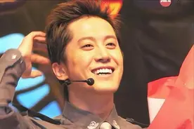 53岁毛宁现身商演赚钱，卖力演唱无人理，身材发福与之前判若两人图片