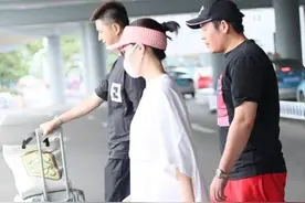 许晴扮嫩大翻车，完美腿型驾驭五分裤，穿得像睡衣太随性图片