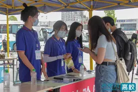 湖北民族大学2022级新生入学报到图片