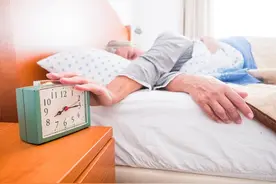 晚上睡了很长时间，白天还是犯困没精神是怎么回事？图片